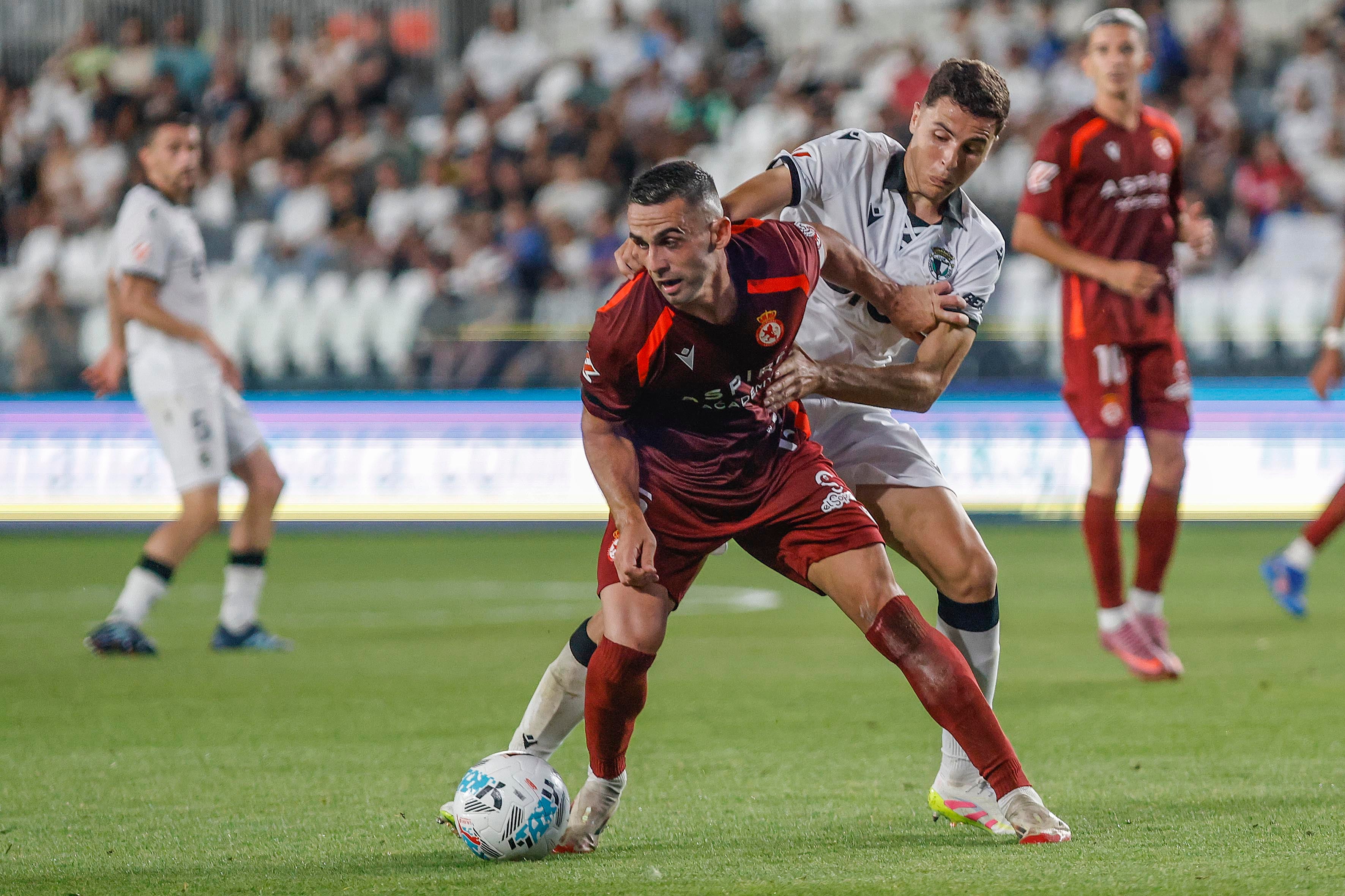 Las mejores imágenes del duro estreno de la Cultural ante el Burgos