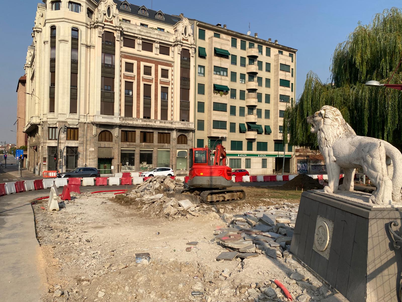 Imágenes de la obra en el Puente de los Leones