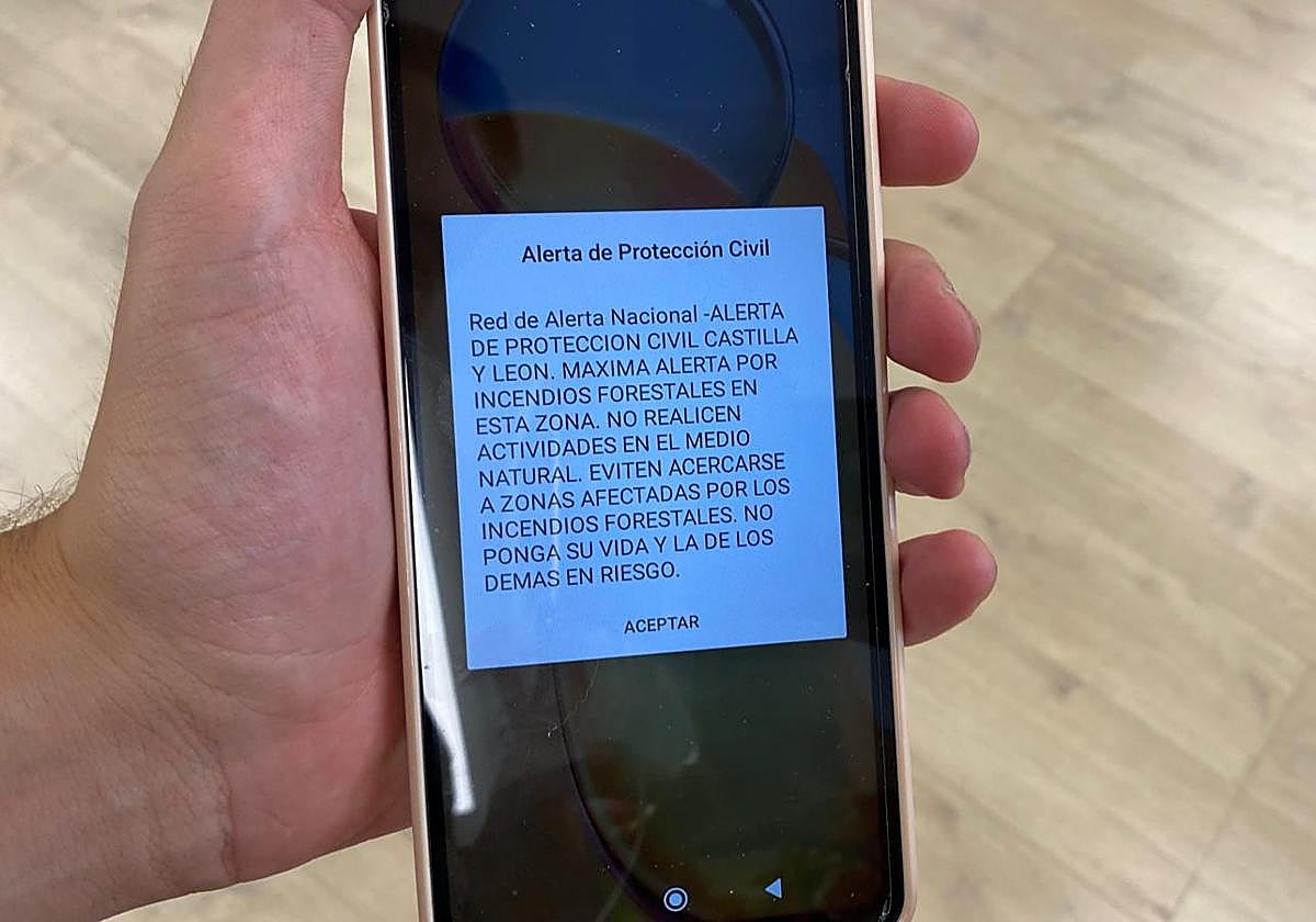 Un señor camina por una tierra en la localidad de Boca de Huérgano.