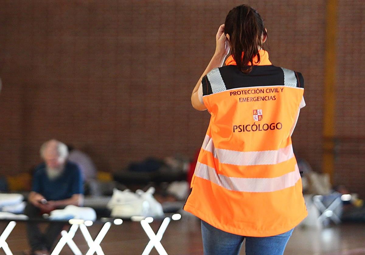 Vecinos de las pedanías pertenecientes a Ponferrada evacuados por el incendio al polideportivo José Arroyo de la ciudad.