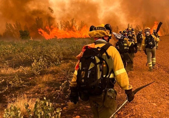 Los vecinos de Castrocalbón vuelven a su pueblo y encuentran lugares devastados por las llamas.