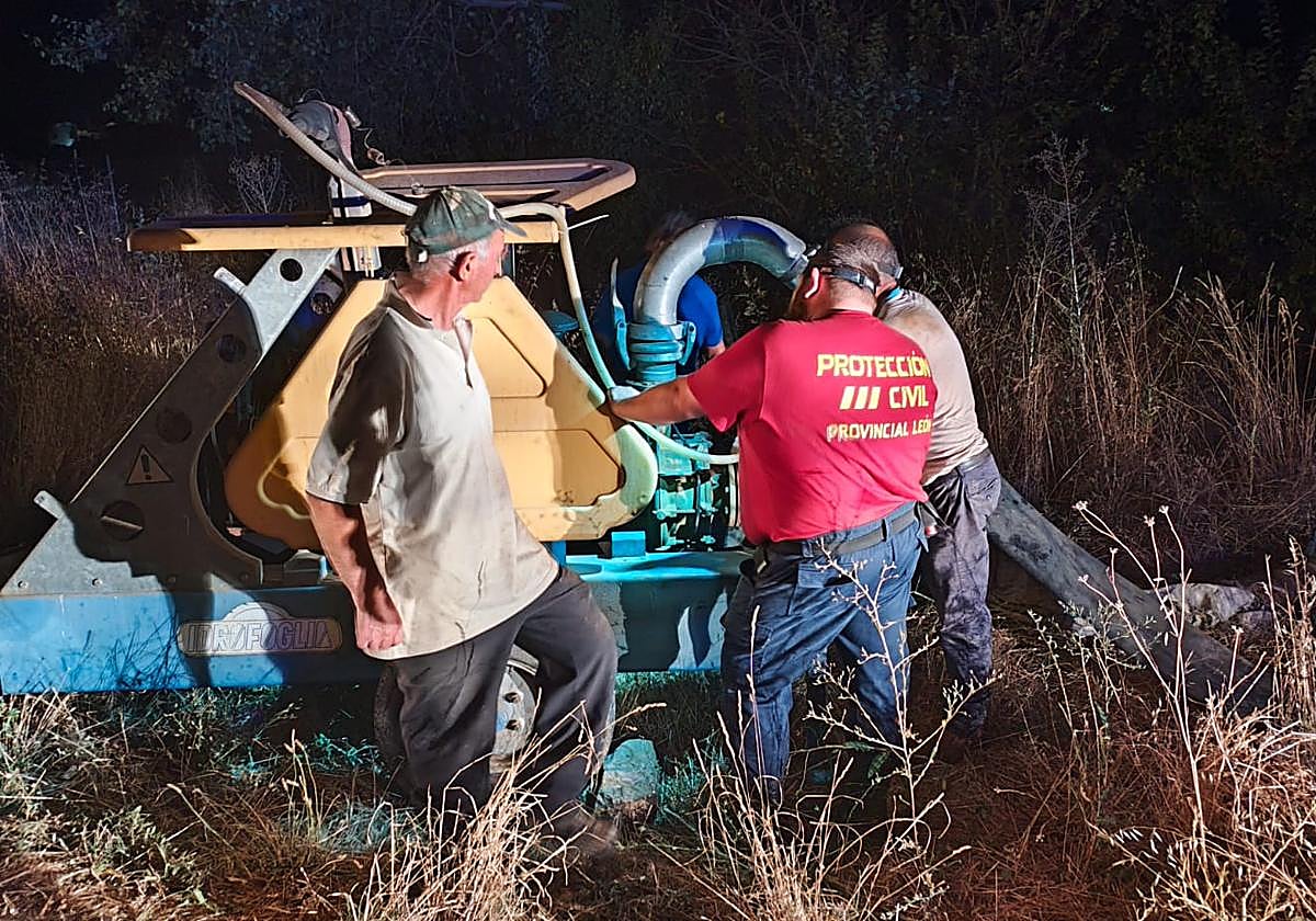 Vecinos y Protección Civil trabajan en Robledo de la Valduerna.