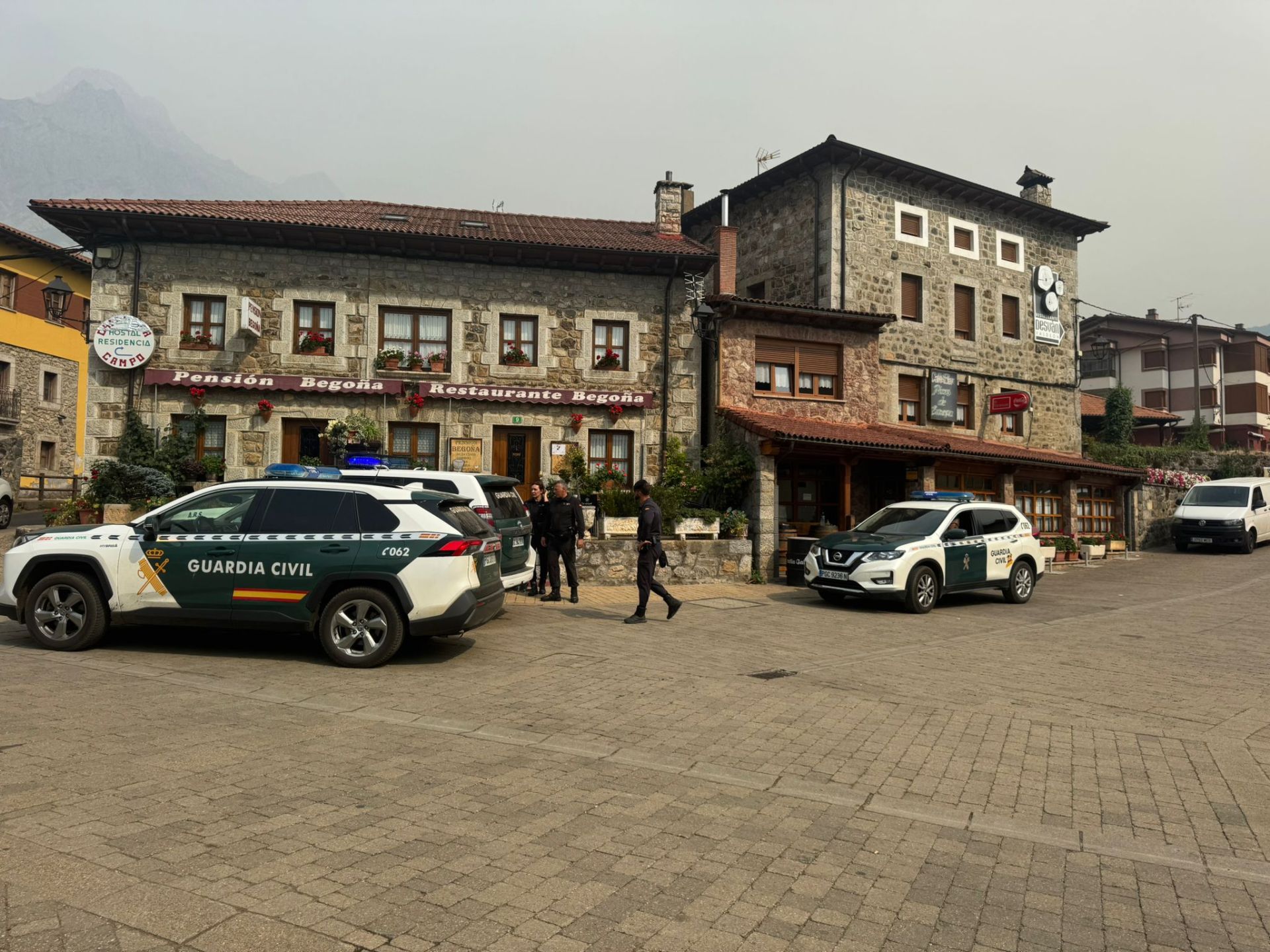 Imágenes de los vecinos de Valdeón contra el incendio