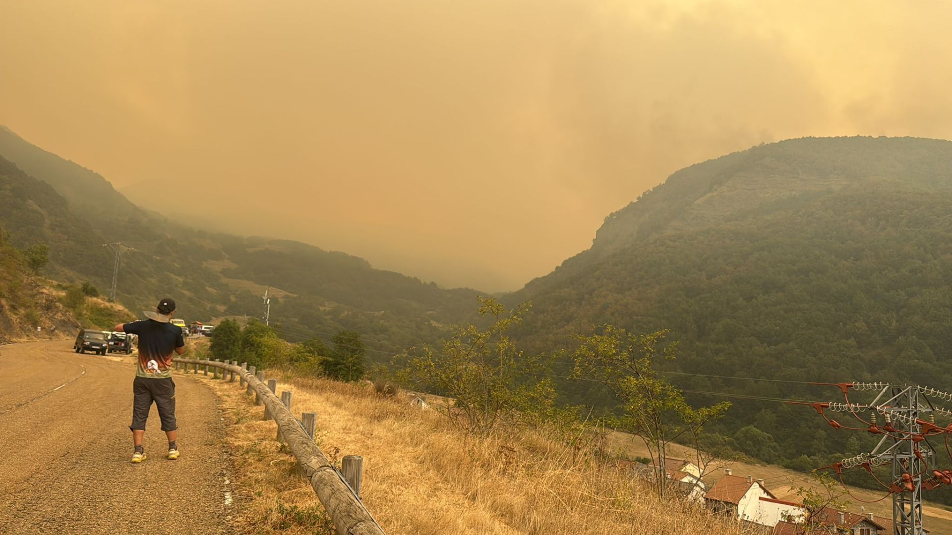 Imágenes de los vecinos de Valdeón contra el incendio