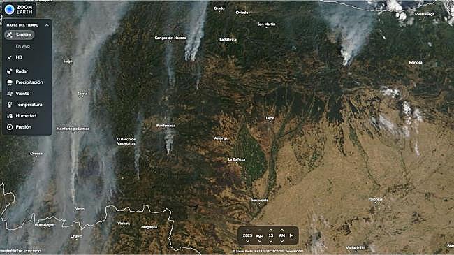 Imagen después - El humo de los 21 incendios activos inunda ciudades y pueblos en la provincia de León