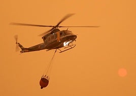 Un helicóptero, enfrentándose a los incendios que asolan la provincia de León
