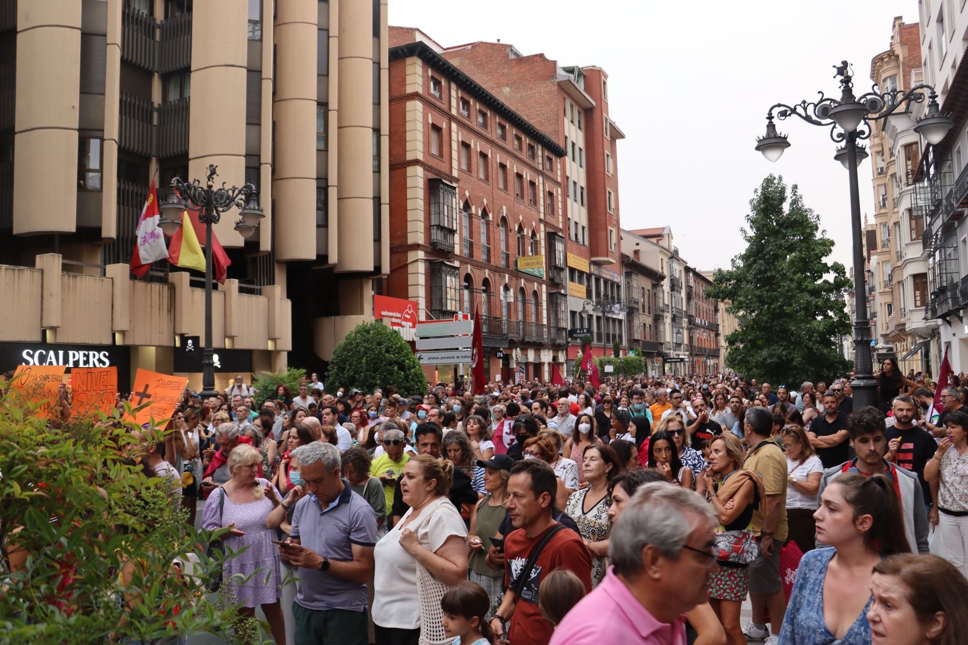 Miles de personas claman: «El monte es del pueblo leonés»