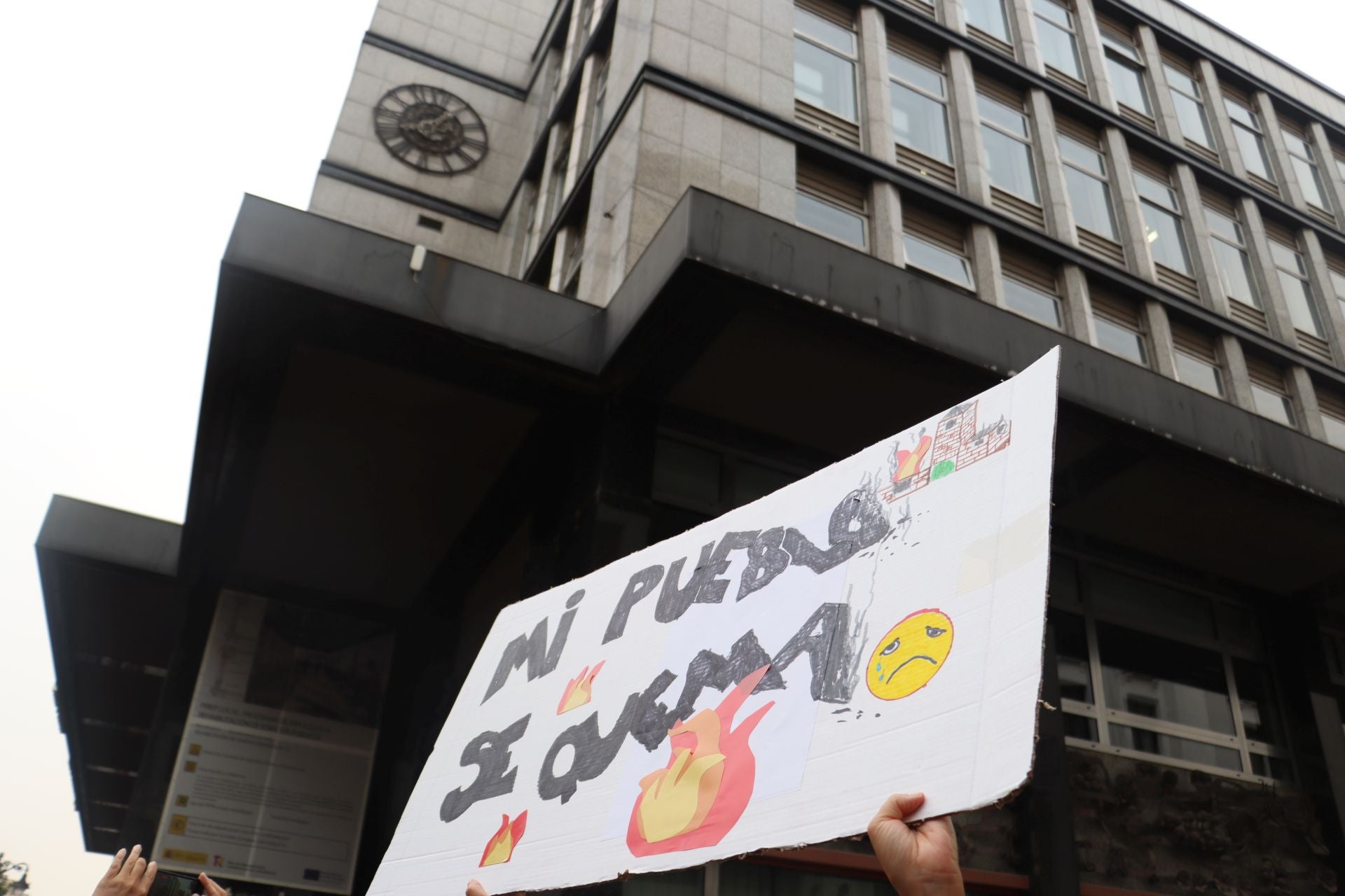 Miles de personas claman: «El monte es del pueblo leonés»