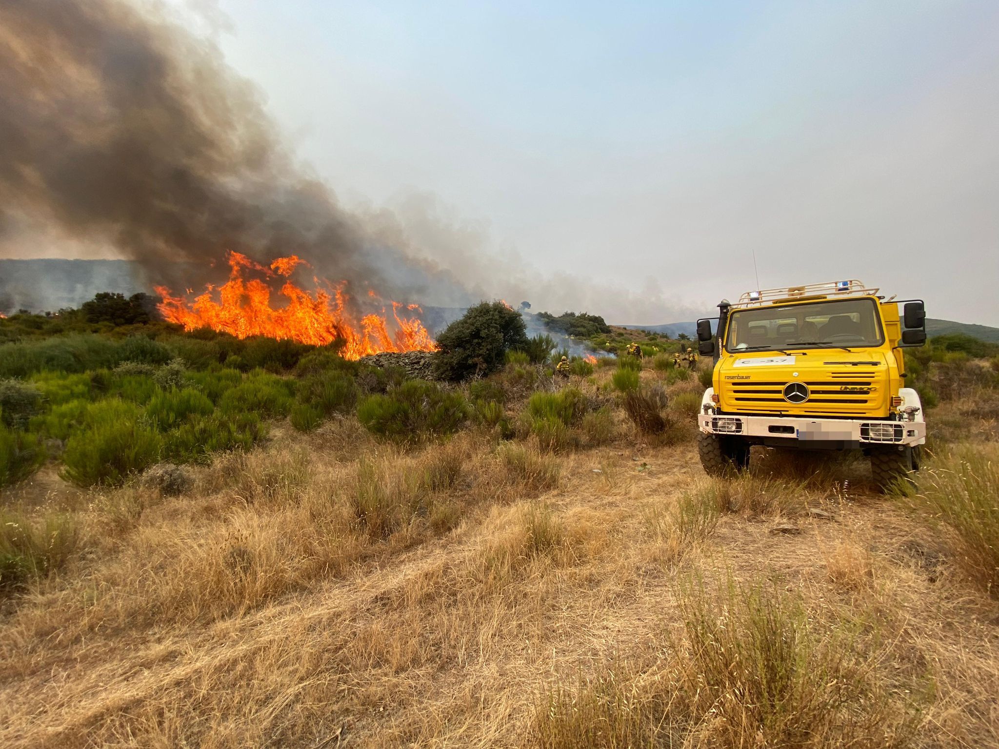 Una autobomba de la Junta en el incendio de Yeres y Llamas de Cabrera.