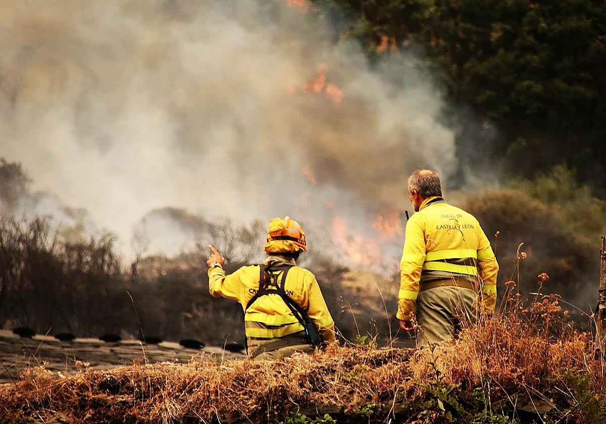 El incendio de Fasgar amenaza a las poblaciones de Villapujín, Barrio de la Puente y Posada de Omaña.