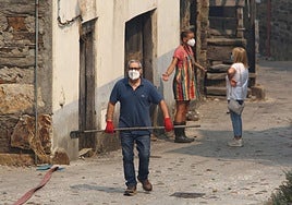 Vecinos del Acebo de San Miguel, con mascarilla, realizan desbroces alrededor del pueblo.
