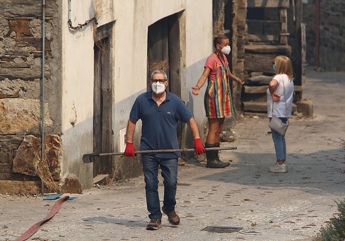 Vecinos del Acebo de San Miguel, con mascarilla, realizan desbroces alrededor del pueblo.