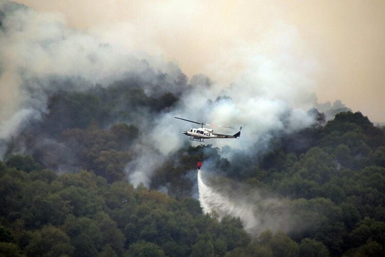 Un helicóptero luchando contra el fuego
