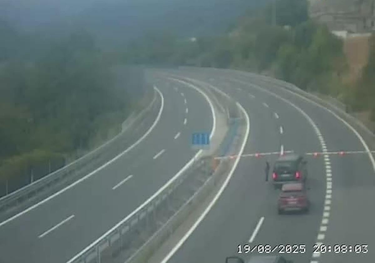 Imagen del corte de tráfico antes del túnel de Entrerregueras que impide el paso de Asturias hacia León.