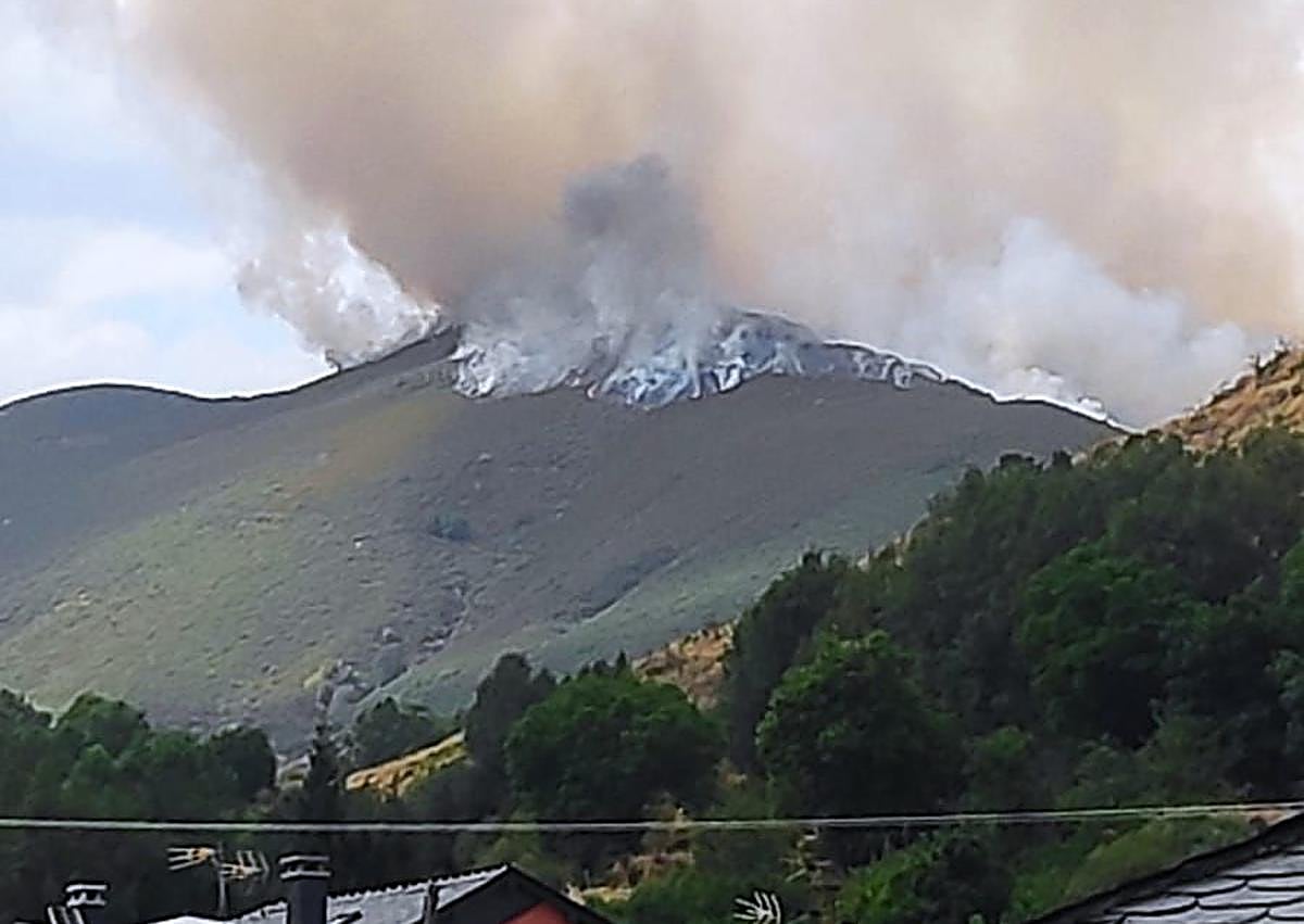Imagen secundaria 1 - Evolución del incendio tras amanecer sin humo esa mañana.