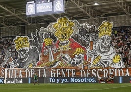 Tifo ubicado en el fondo sur de El Plantío durante el partido contra la Cultural del pasado viernes.