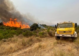 Una autobomba de la Junta en el incendio de Yeres y Llamas de Cabrera.