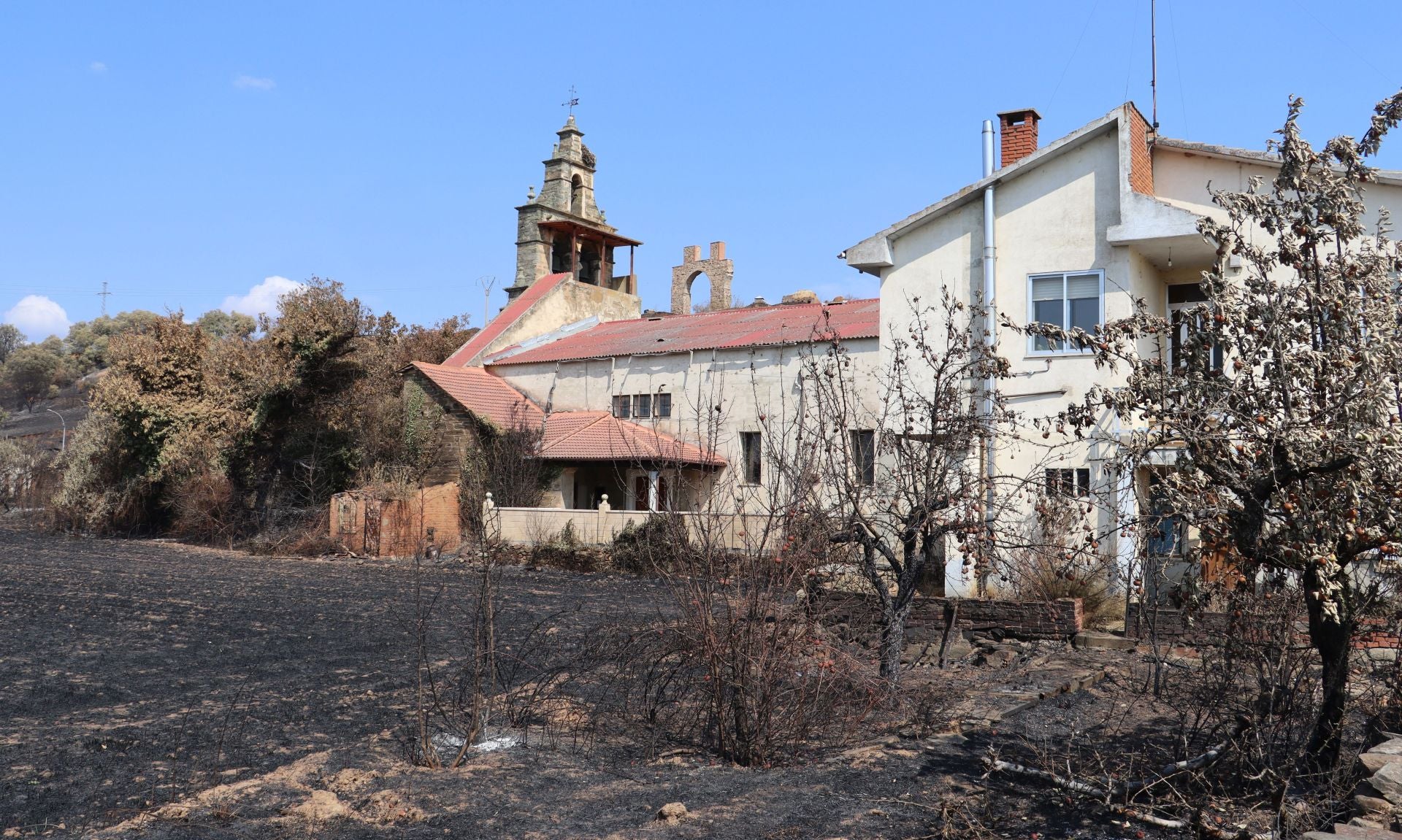 Castrocalbón intenta levantarse tras un desolador incendio