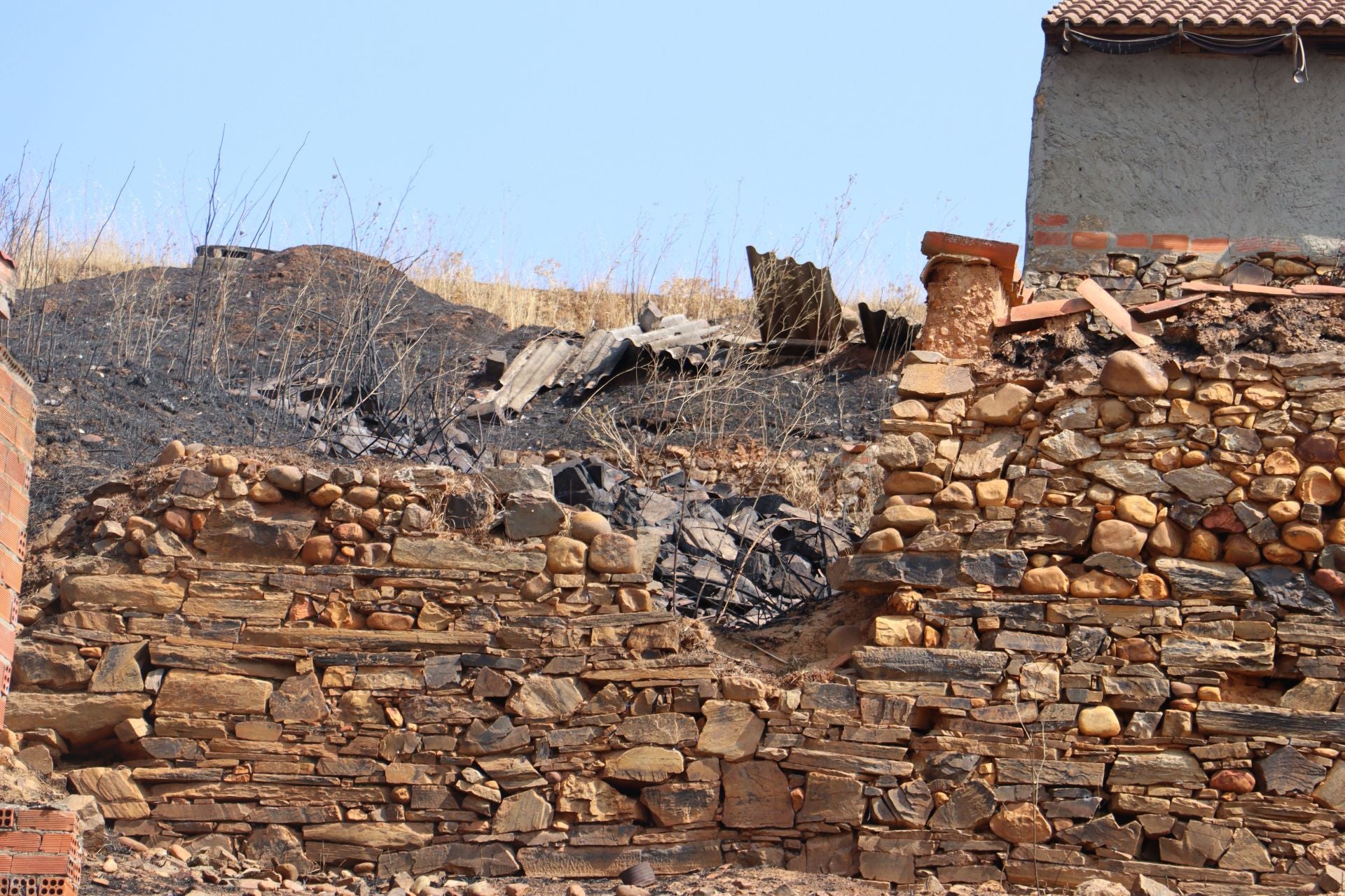 Castrocalbón intenta levantarse tras un desolador incendio
