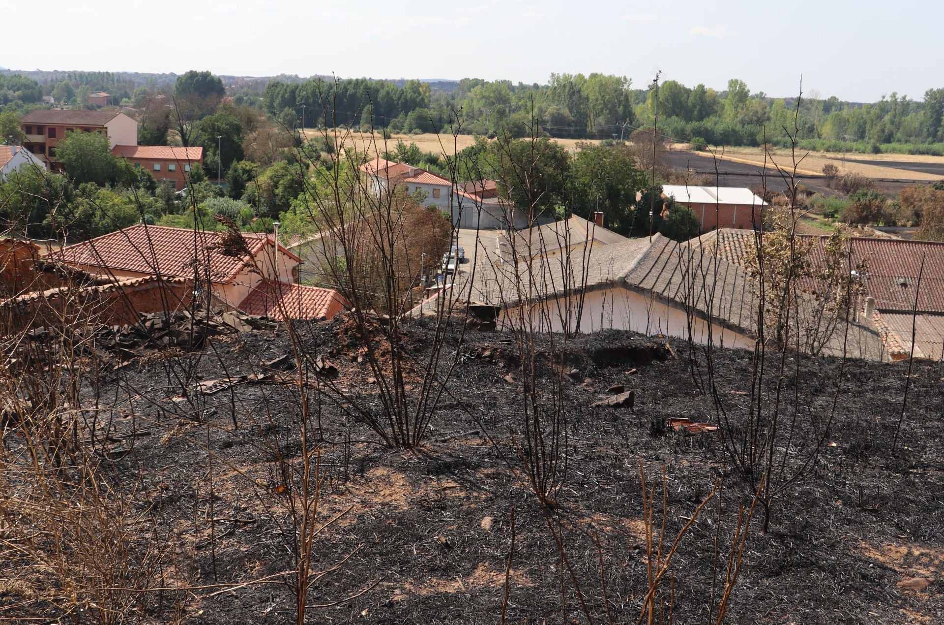 Castrocalbón intenta levantarse tras un desolador incendio