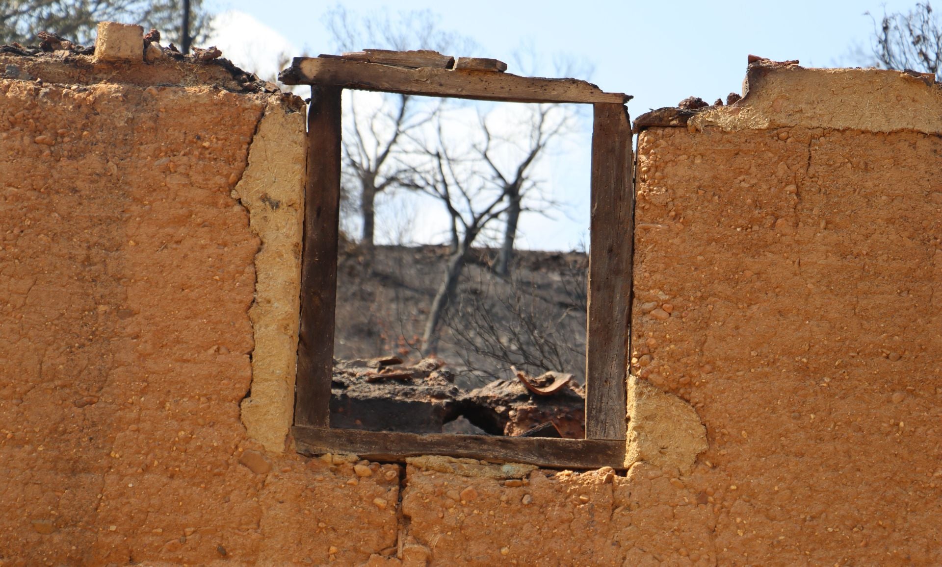 Castrocalbón intenta levantarse tras un desolador incendio