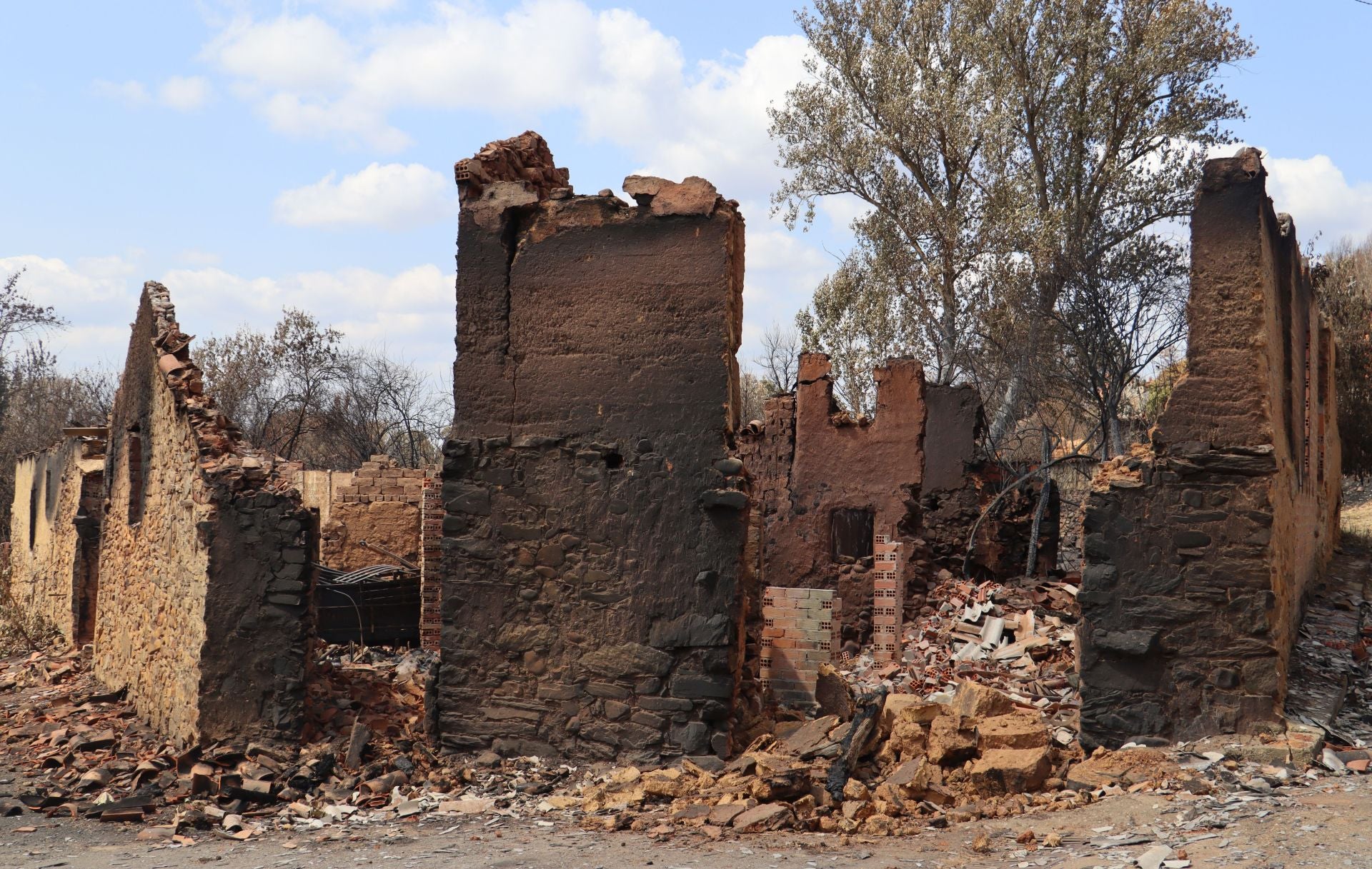 Castrocalbón intenta levantarse tras un desolador incendio