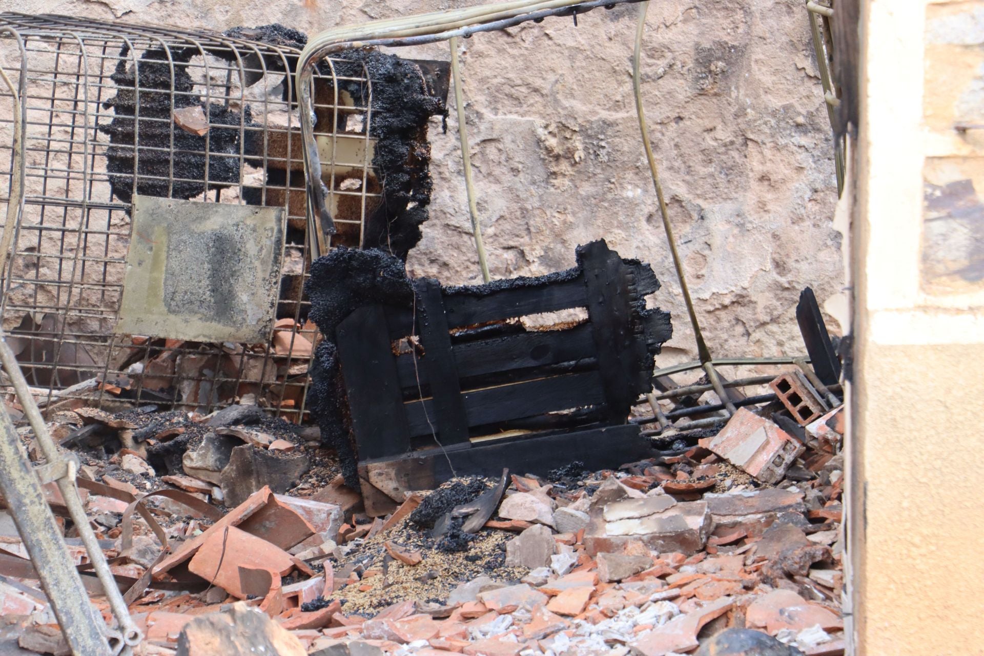 Castrocalbón intenta levantarse tras un desolador incendio