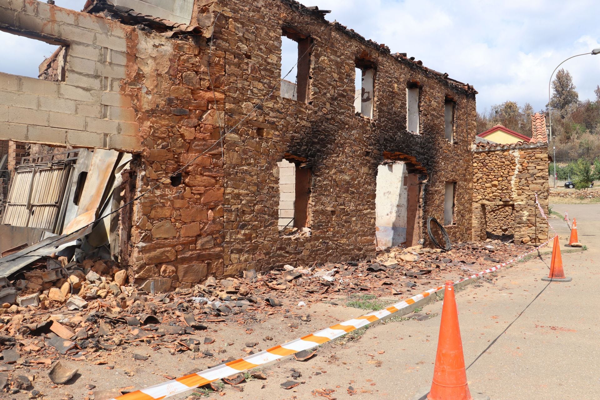 Castrocalbón intenta levantarse tras un desolador incendio