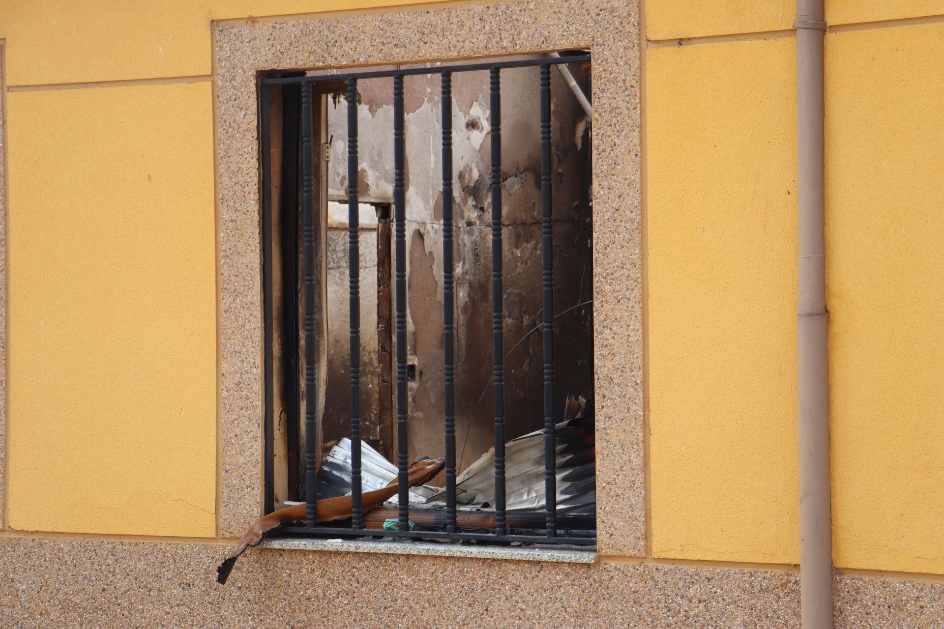 Castrocalbón intenta levantarse tras un desolador incendio