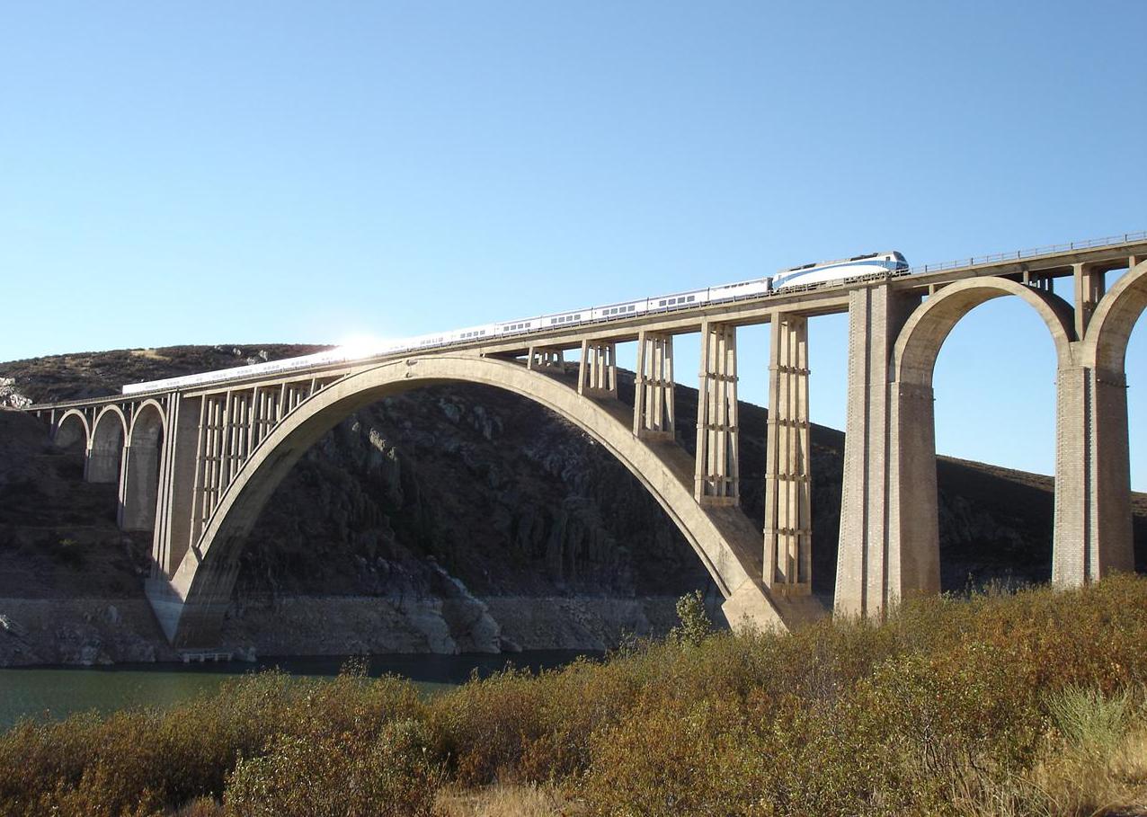 El viaducto diseñado por Francisco Martín Gil sobre el río Esla en la provincia de Zamora e inaugurado en 1942.