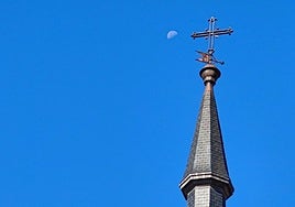 La luna aparece en la imagen junto a la veleta del edificio del antiguo consistorio en la plaza Mayor de León.