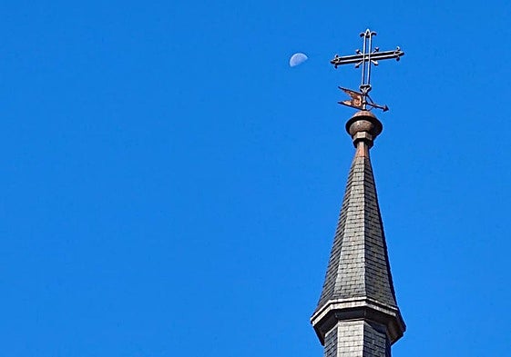 La luna aparece en la imagen junto a la veleta del edificio del antiguo consistorio en la plaza Mayor de León.