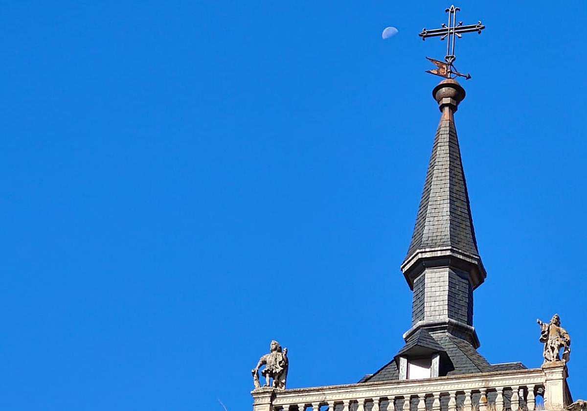 La luna aparece en la imagen junto a la veleta del edificio del antiguo consistorio en la plaza Mayor de León.