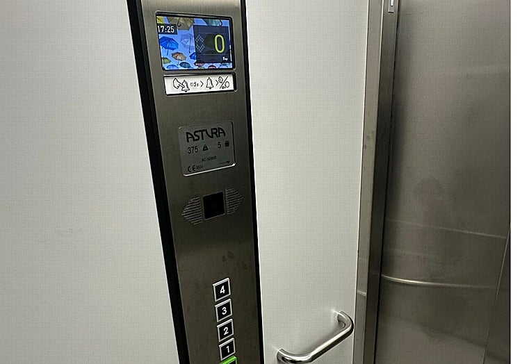 Interior de un ascensor de Astura