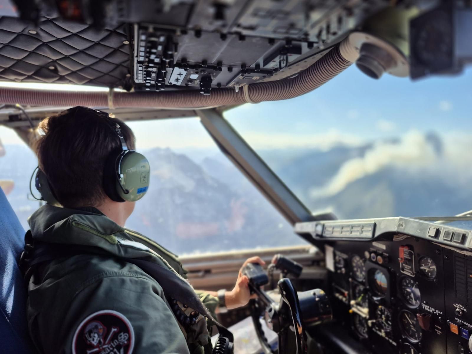 Un piloto del 43 Grupo, en acción durante un incendio