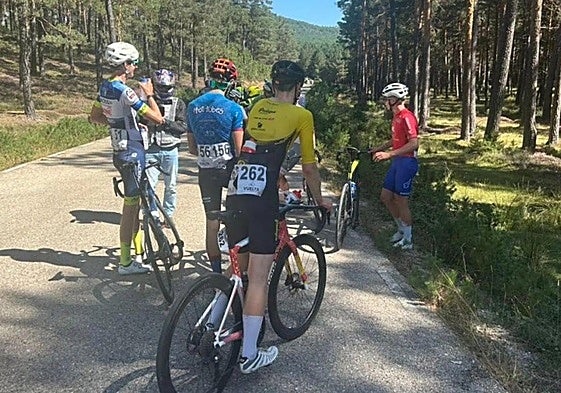 Momento en el que la prueba estaba parada tras ocurrir la caída múltiple.