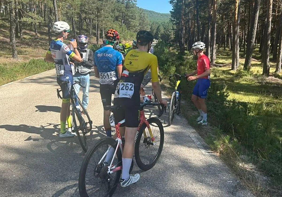 Momento en el que la prueba estaba parada tras ocurrir la caída múltiple.