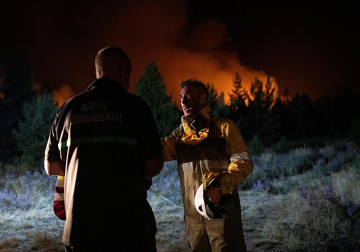 Varios bomberos forestales tratan de extinguir el fuego en Argayo.
