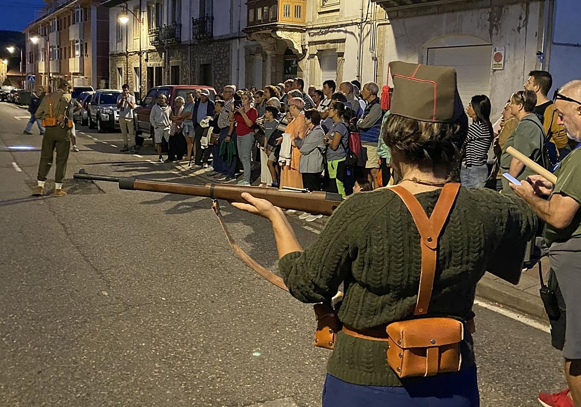 Imagen principal - Noche de trincheras en un pueblo de León que recrea su historia
