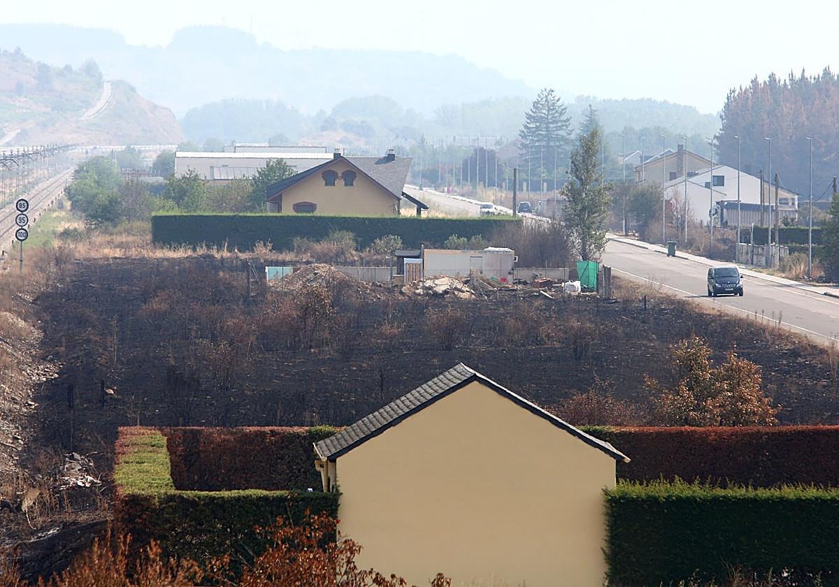 Paisaje en Castropodame con varias zonas afectadas por incendios.