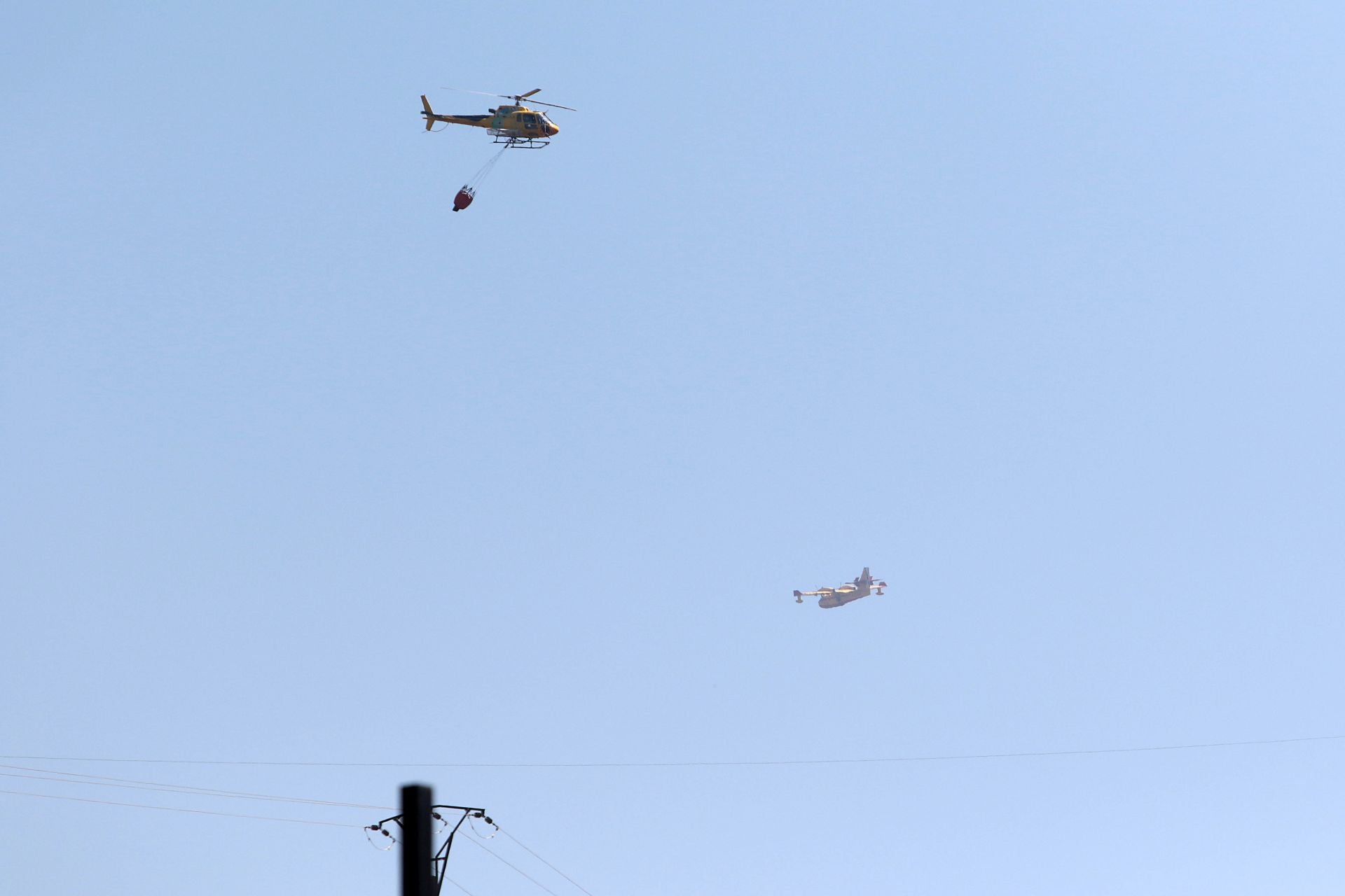 Un helicóptero y un hidroavión trabajan en el incendio de Garaño este lunes 25 de agosto.