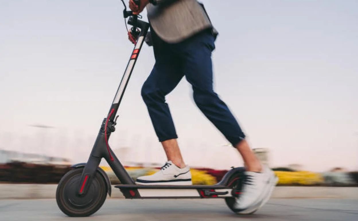 Imagen de un patinete eléctrico en marcha
