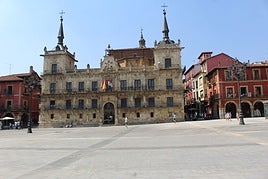 El edificio del antiguo consistorio ya luce sin vallas ni elementos que lo oculten en la Plaza Mayor de León