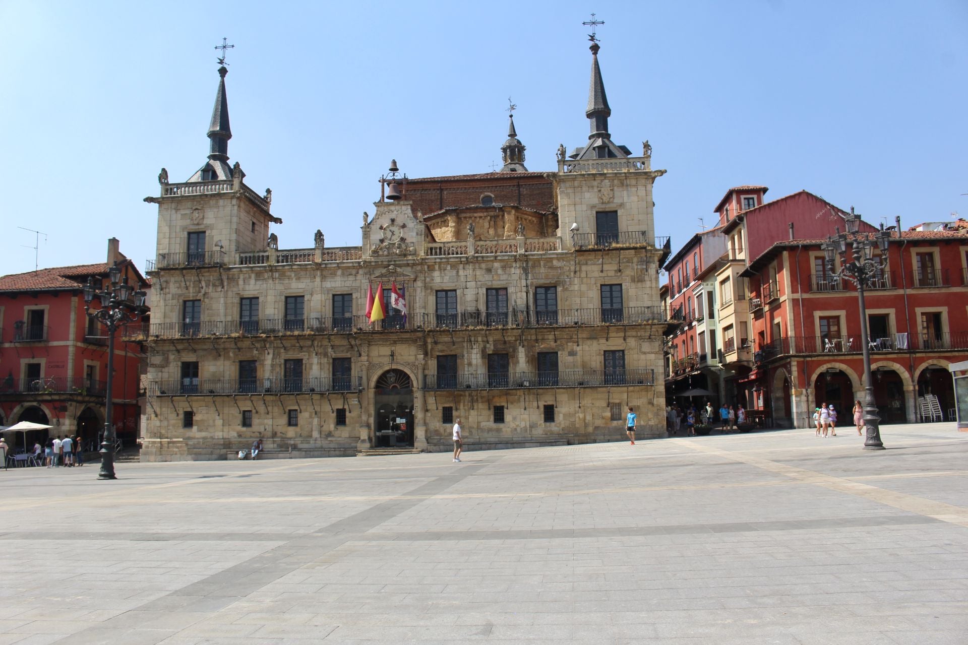 La Plaza Mayor de León luce reformada al completo