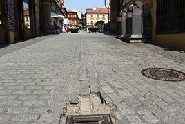 Ausencia de adoquines, baches y firme hundido en el tramo de calle Santa Cruz que da acceso a la Plaza Mayor de León.