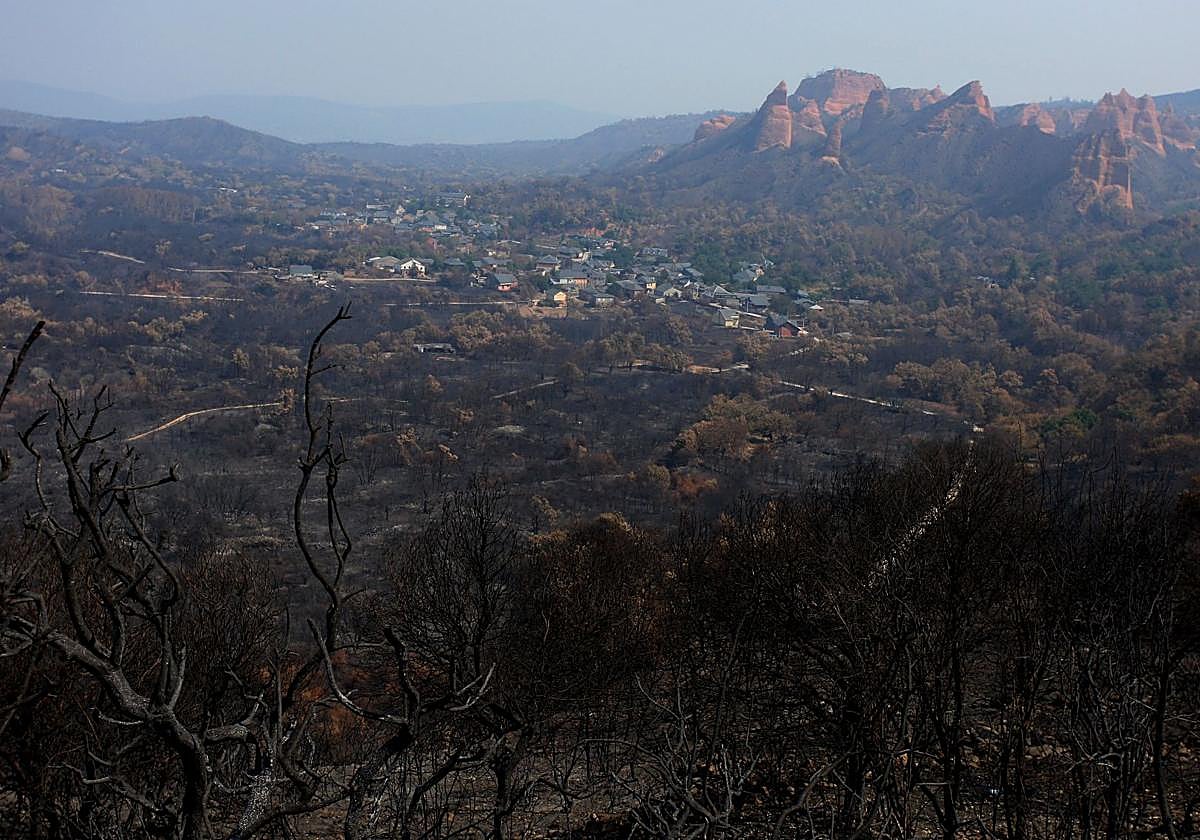 Efectos del incendio iniciado en la localidad de Yeres (León), y que ha afectado al paraje de Las Médulas.