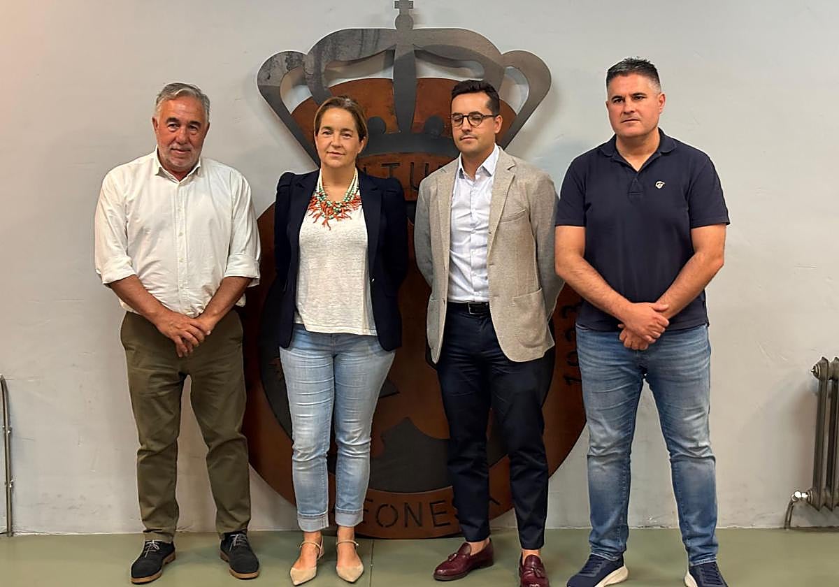 Imagen de los representantes de los cuatro clubes en la presentación del amistoso solidario
