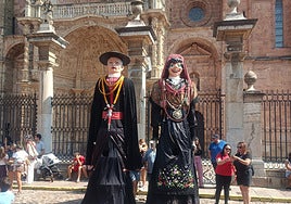 Gigantes frente a la catedral de Astorga
