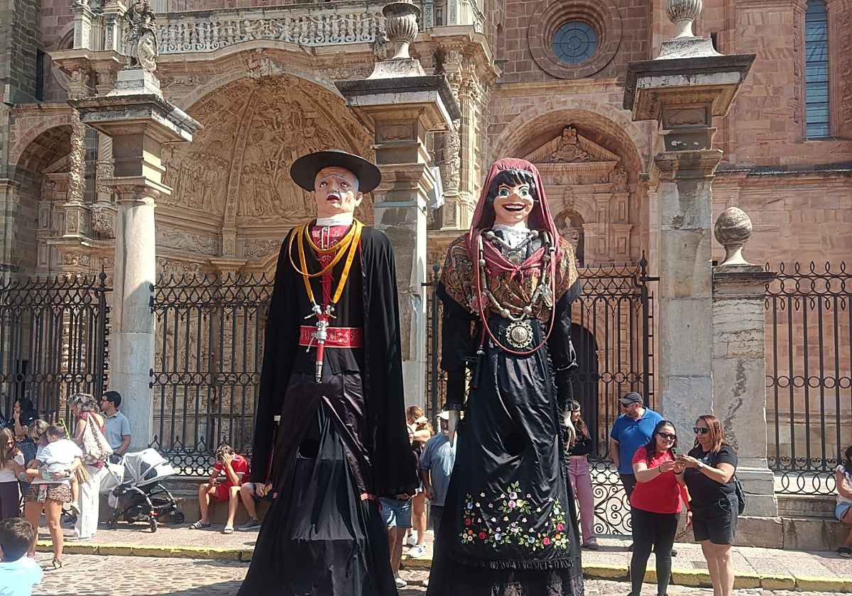 Gigantes frente a la catedral de Astorga
