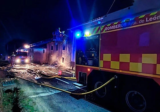 Bomberos del Ayuntamiento de León en una imagen de archivo de una intervención en un incendio durante la noche.